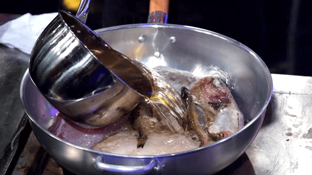 각종 생선이 들어있는 냄비에 붓는 육수