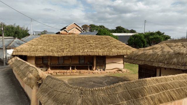 초가 지붕이 있는 전통 한국 가옥