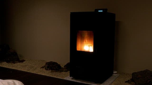 아늑한 방의 현대적인 홈 벽난로