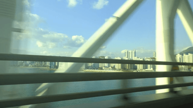 바다 위 다리를 달리는 자동차