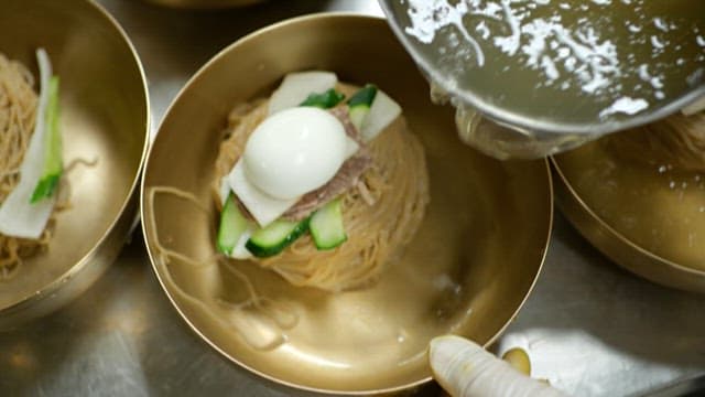 육수를 붓는 냉면