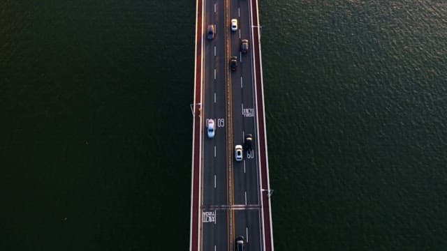 고요한 강에서부터 분주한 도시로 이어지는 다리