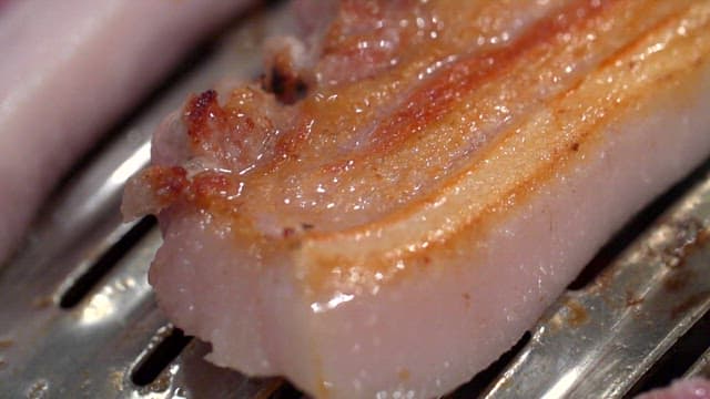 그릴에서 지글거리는 삼겹살