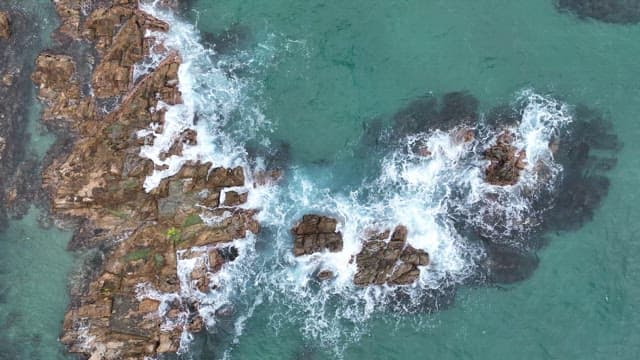 파도가 바위 해안에 부딪히는 모습