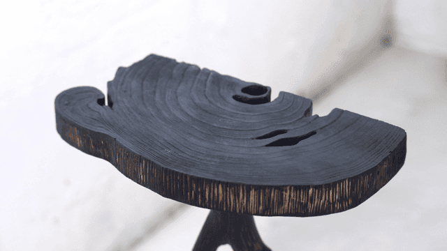 실내에 있는 나무 조각의 클로즈업