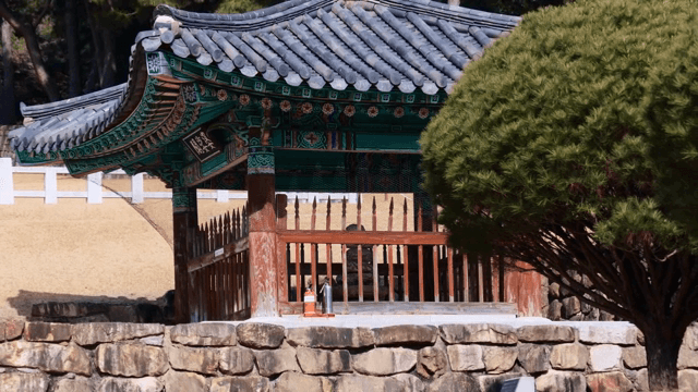 고요한 정원의 한국 전통 정자