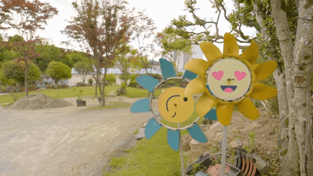 화창한 공원의 색색의 바람개비