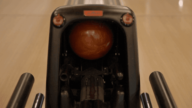 볼링장에서 볼링공이 나오는 모습