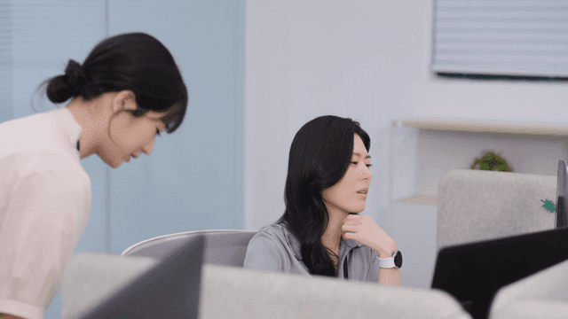 직장 상사에게 사과를 하는 직원