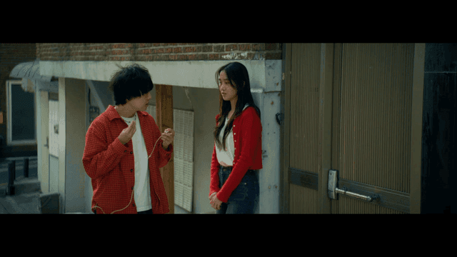 애인과 대화 후 이어폰을 끼고 걸어가는 남자