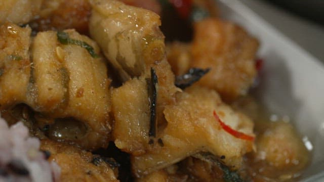 초생강이 곁들여진 먹음직스러운 붕장어 덮밥