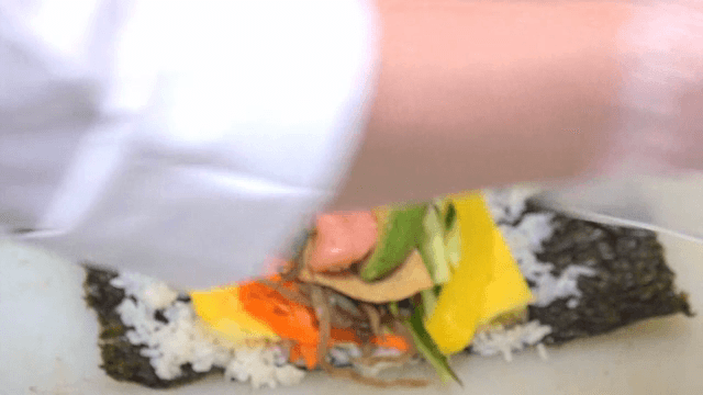 다양한 재료로 김밥 준비하기