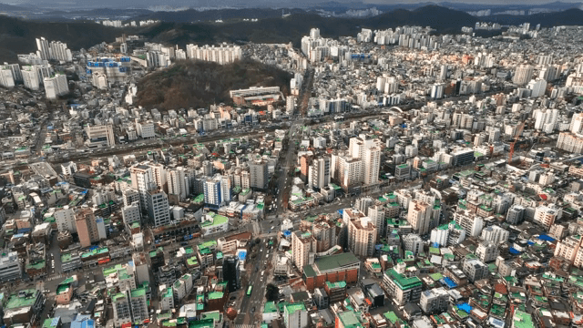 밀집된 건물들이 있는 도시 전경