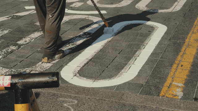 도로 표지선을 칠하는 작업자