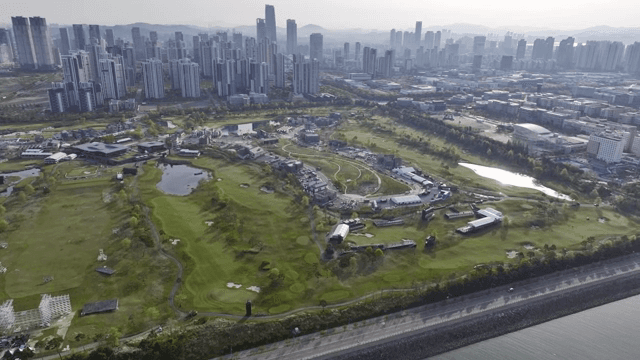 골프장과 도시 스카이라인의 항공 뷰