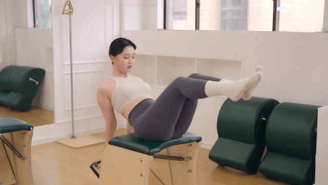 여성이 실내에서 필라테스를 연습하는 모습
