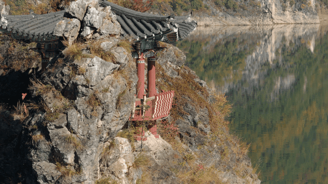 바위 절벽 위의 전통 한국 정자
