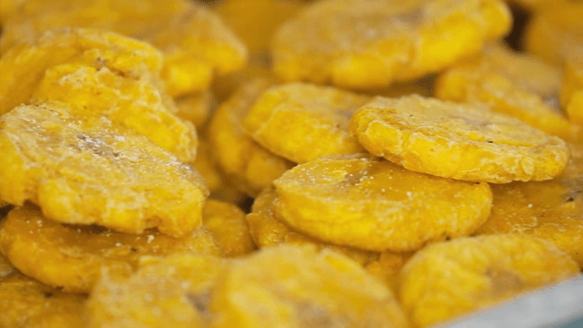 플랜테인을 노릇노릇하게 튀긴 토스토네스