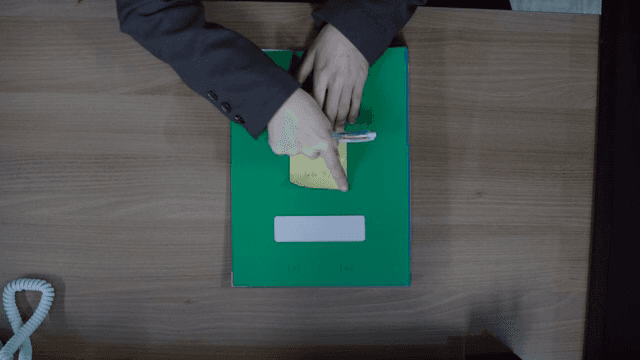 폴더에 메모를 붙이는 직장인