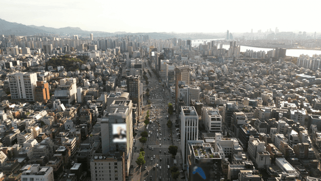 번화한 도시와 바쁜 대로