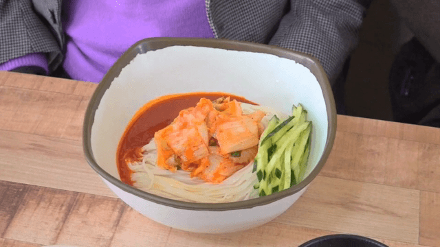 오이와 김치가 올려진 비빔국수