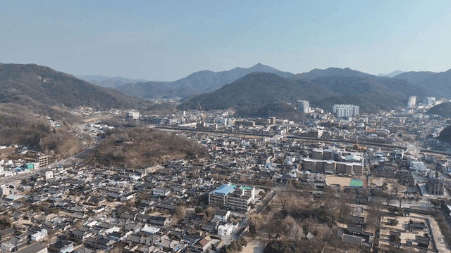 산을 배경으로 한 도시 풍경