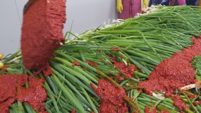 싱싱한 초록색 파 위에 얹어지는 김치 양념