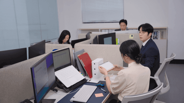업무에 집중하는 사무실 직원들