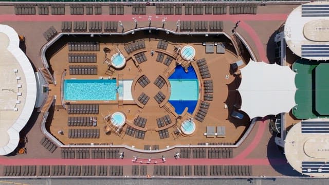 수영장과 라운지가 있는 크루즈 선박 갑판의 항공 뷰