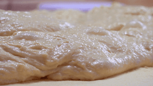 기포가 보글거리는 찰진 빵 반죽