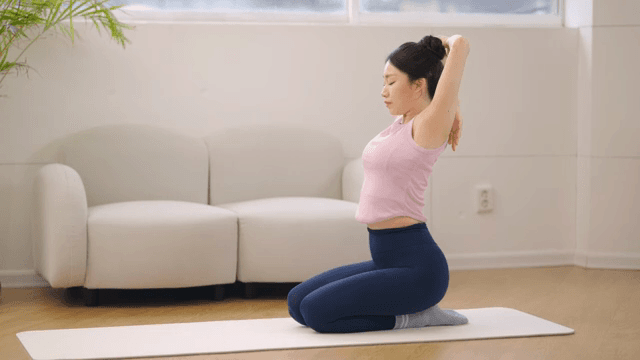 실내에서 요가를 하는 여성
