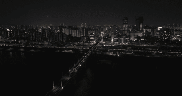 불빛이 가득한 번화한 도시의 야경