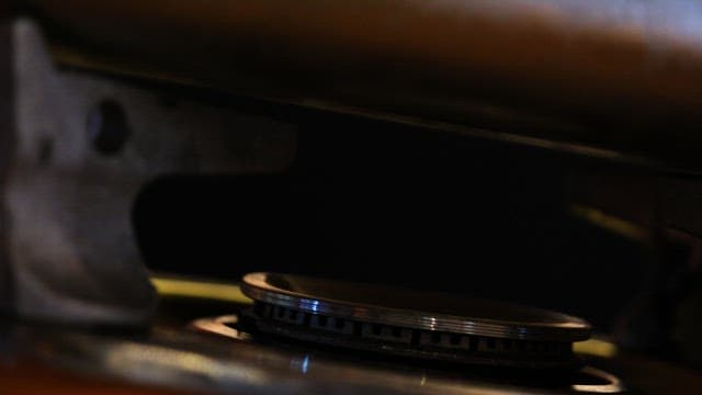 가스 레인지 버너와 불꽃의 클로즈업