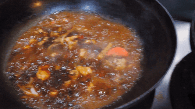 냄비에서 끓고 있는 찜닭들