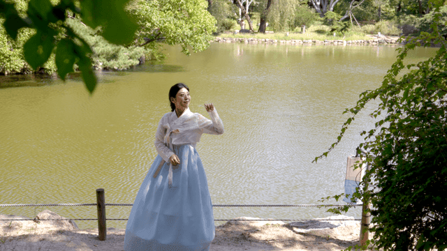 고요한 연못가의 한복 입은 여성