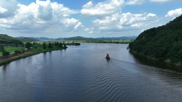 옛스러운 돛배가 있는 고요한 강
