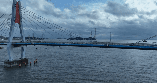 섬이 보이는 고요한 바다 위의 다리