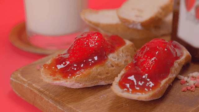 딸기잼을 바른 빵과 우유