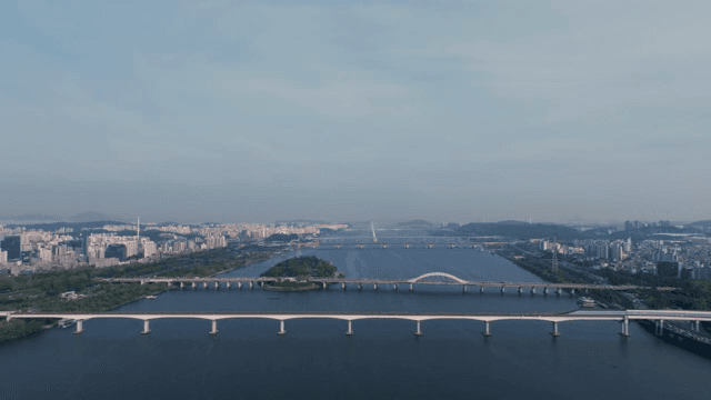 강 위에 다리가 있는 도시 풍경