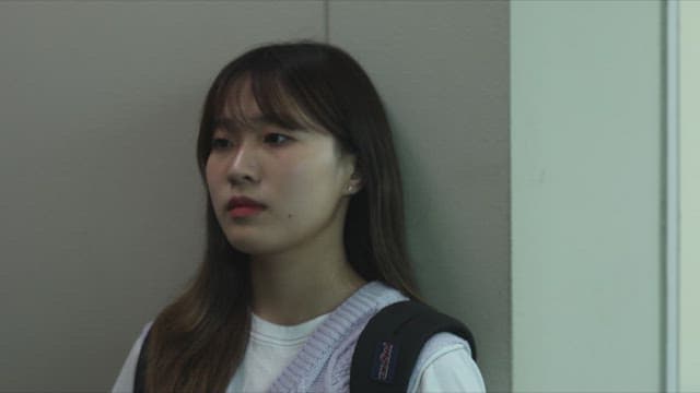 학교 복도에 숨어있는 젊은 여자