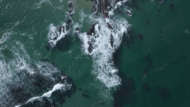 파도가 바위 해안에 부딪히는 모습