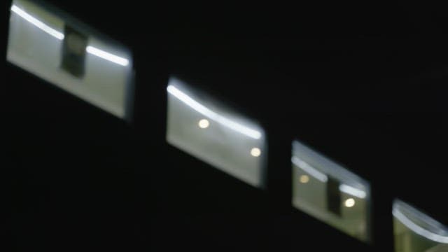 어두운 밤 불 켜진 내부가 보이는 건물의 창문