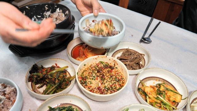 Rice topped with grilled fish and seasoned sauce