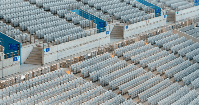 콘크리트 계단이 있는 빈 경기장 좌석