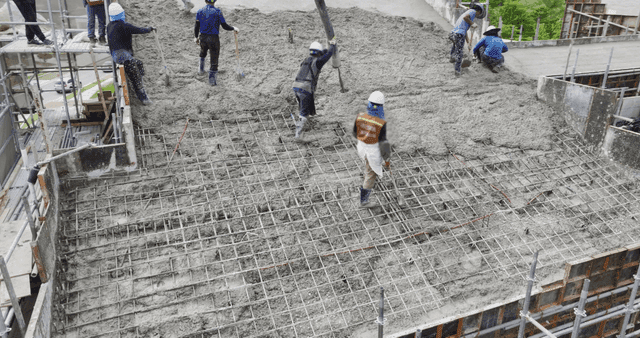 건설 현장에서 콘크리트를 붓는 작업자들