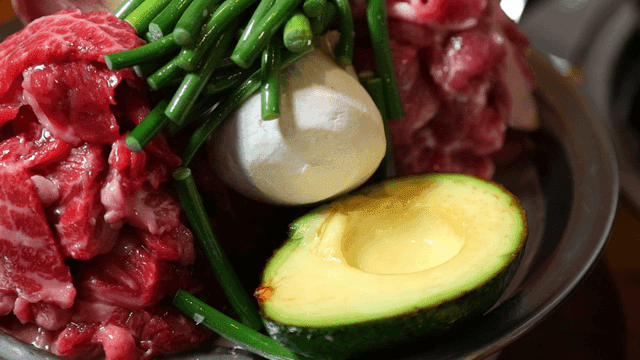 신선한 고기와 아보카도 접시