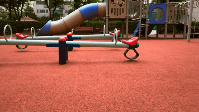 다채로운 놀이기구가 있는 빈 놀이터