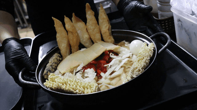 냄비에 준비된 떢볶이 재료