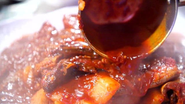 맛있게 조리된 생선 요리 위로 부어지는 국물