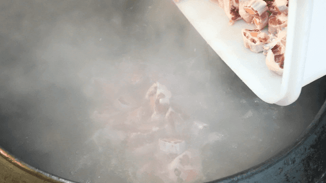 Scene where oxtail is poured into boiling pot